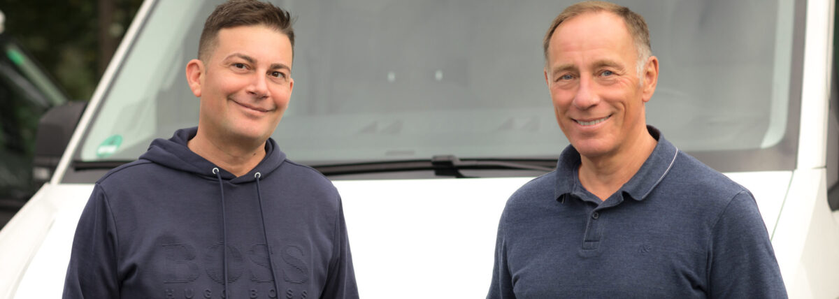 Das RB Wohnmobile Team vor einem Wohnmobil